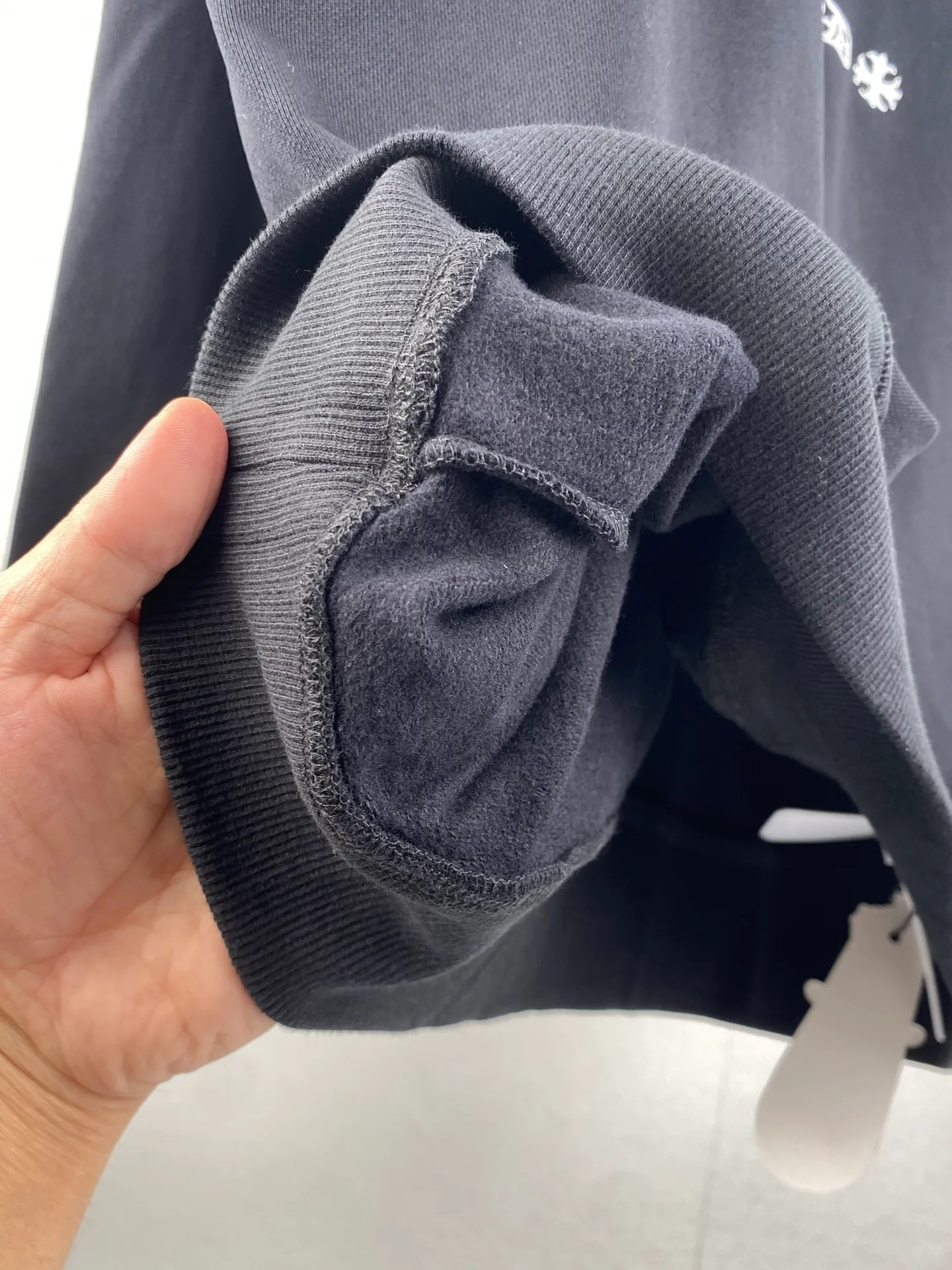 P440 Chrome Hearts cross embroidery sweatshirt ●Authentic 12200 purchase and development ●380g Korean cotton and linen sweatshirt 100% cotton ●380g 2*2 matching high-end brand rib ●Fabrics fermentation wash. ●Imported embroidery ●Customized 1:1 hardware ●Customized 1:1 leather label ●Customized 1:1 trademark ●Loose version ●Size: S M L XL